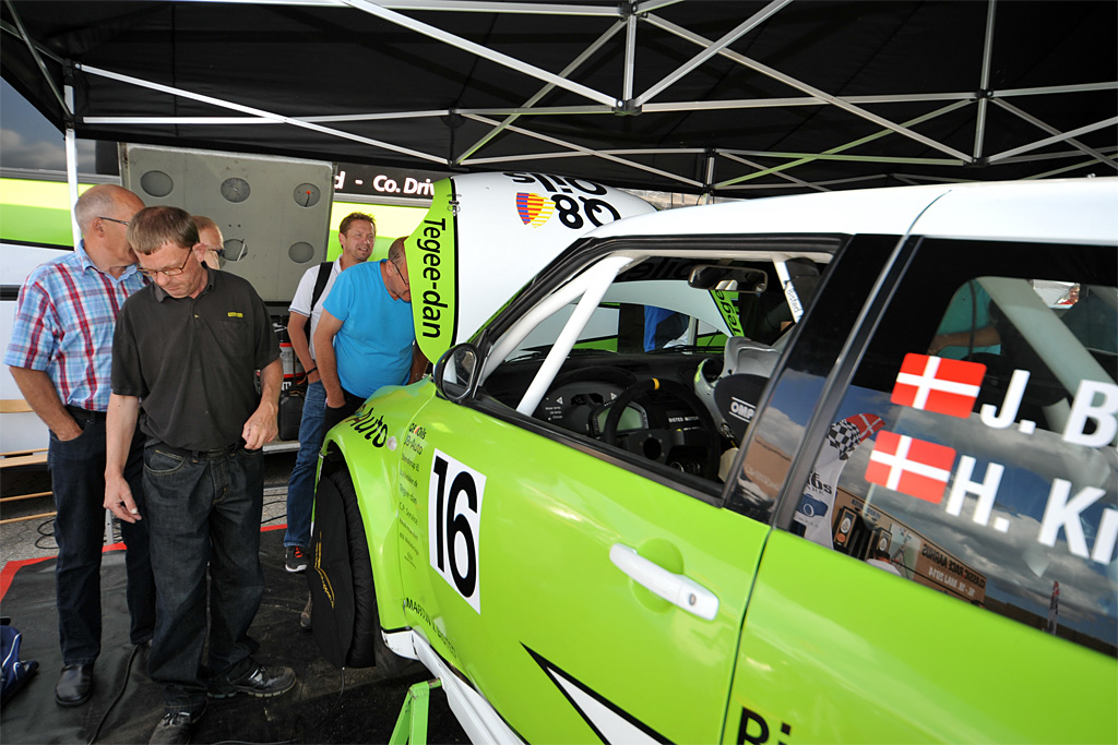 Mange tilskuere lagde vejen forbi Bisted Motorsports telt under Tvilum Rally Showet